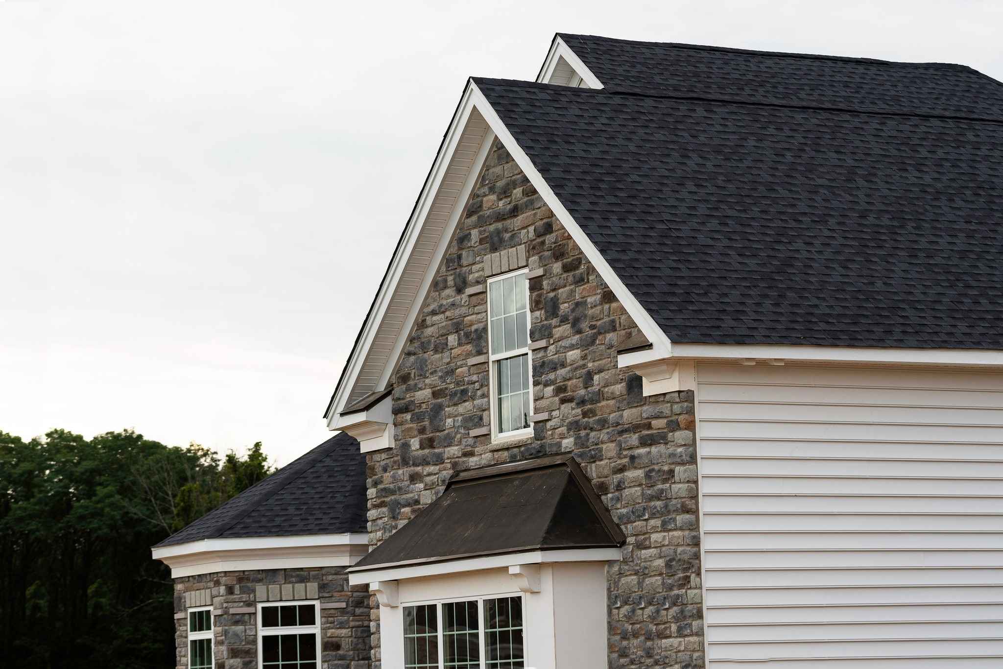 Top roof colors in Shreveport, such as charcoal gray, weathered wood, and brown, seen on local homes.